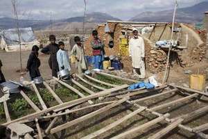 Afghan returnees building a home.