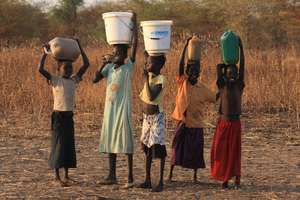 Sudanese refugees fetch water near Doro camp