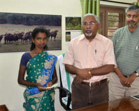 Appu's widow Ponni with Roy P Thomas & Vivek Menon