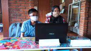 Sharing computer due to lack of online devices