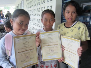 Certificate Distribution in English Kids Class
