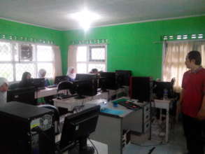 Mr. Deden (Tutor) explaining the lesson
