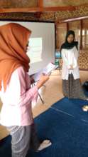 Ms. Yuli listening to one of  the student's note 2