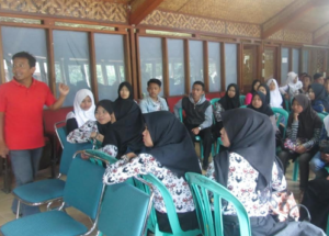 Our expert presents to the students