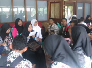The students doing a group discussion