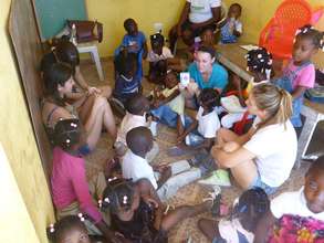volunteers with kindergarden class