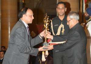 President of India presents award to Magic Bus CEO