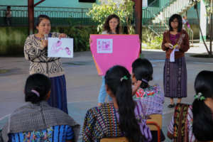 The "charla" focused on responsible parenting