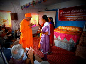 Former Presideent Daksha gives chief guest gift
